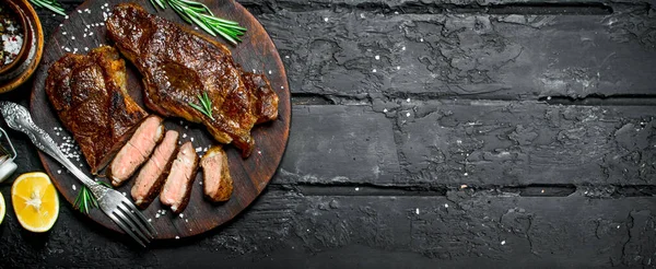Gegrild Rundvlees Steaks Een Cutting Board Een Zwarte Rustieke Achtergrond — Stockfoto