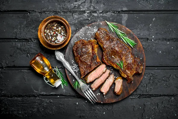 Gegrild Rundvlees Steaks Een Cutting Board Een Zwarte Rustieke Achtergrond — Stockfoto