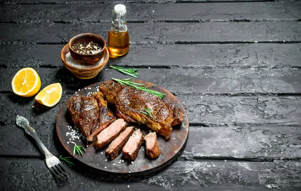 Grilovaný Hovězí Steaky Řezání Desky Černém Pozadí Rustikální — Stock fotografie