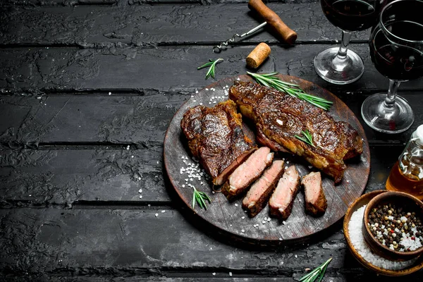 허브와 와인의 구운된 쇠고기 스테이크 소박한 검은색에 — 스톡 사진