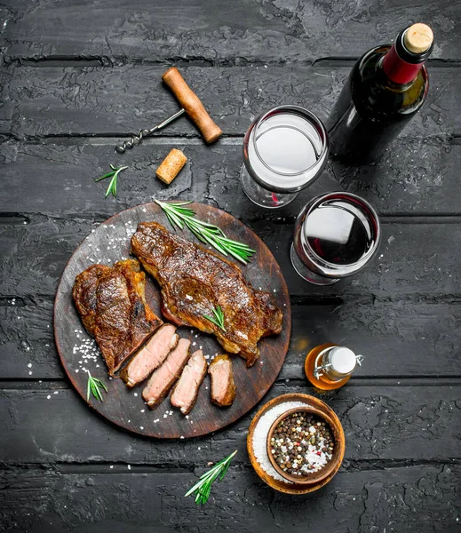 Filetes Carne Parrilla Con Hierbas Vino Tinto Sobre Fondo Rústico —  Fotos de Stock