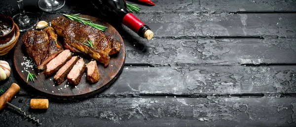 Grillat Nötköttsbiffar Med Örter Och Rött Vin Svart Rustik Bakgrund — Stockfoto