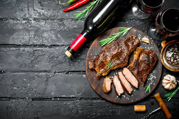 ハーブと赤ワインで牛肉のグリル ステーキ 素朴な黒地に — ストック写真