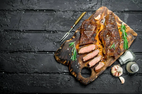 Grilovaný Hovězí Steak Rozmarýnem Koření Černém Pozadí Rustikální — Stock fotografie