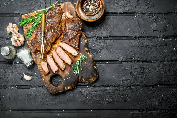 Steak Bœuf Grillé Avec Romarin Épices Sur Fond Rustique Noir — Photo