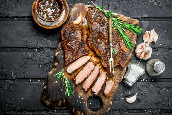 Grilovaný Hovězí Steak Rozmarýnem Koření Černém Pozadí Rustikální — Stock fotografie