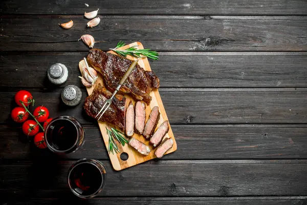 Gegrilde Biefstuk Met Rode Wijn Een Houten Tafel — Stockfoto