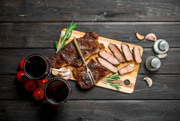 Kırmızı Şarap Ile Izgara Sığır Eti Biftek Ahşap Bir Masaya — Stok fotoğraf