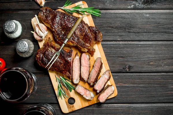 Grilovaný Hovězí Steak Červeným Vínem Dřevěný Stůl — Stock fotografie