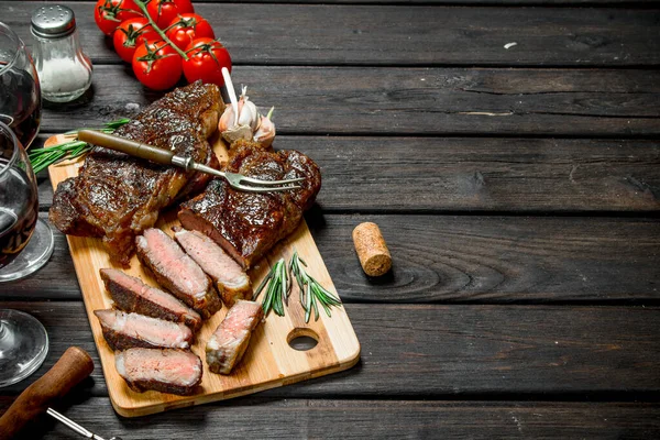 허브와 향신료의 구운된 쇠고기 스테이크 테이블에 — 스톡 사진