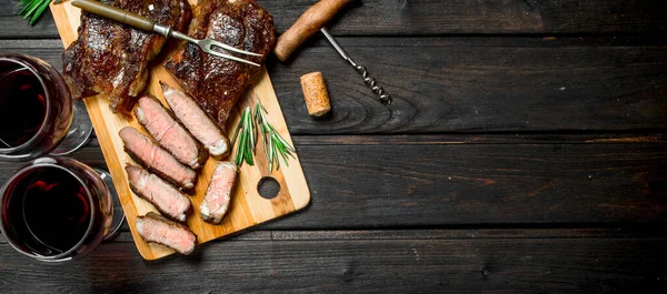 Grilovaný Hovězí Steak Červeným Vínem Dřevěný Stůl — Stock fotografie
