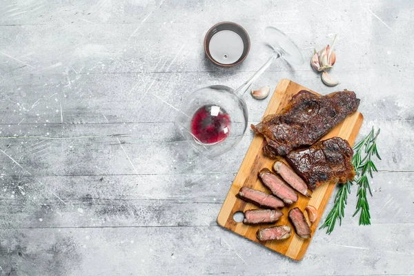 Kırmızı Şarap Ile Izgara Sığır Eti Biftek Rustik Bir Arka — Stok fotoğraf