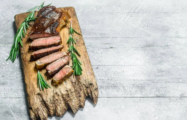 Grilovaný Hovězí Steak Rozmarýnem Koření Rustikální Pozadí — Stock fotografie