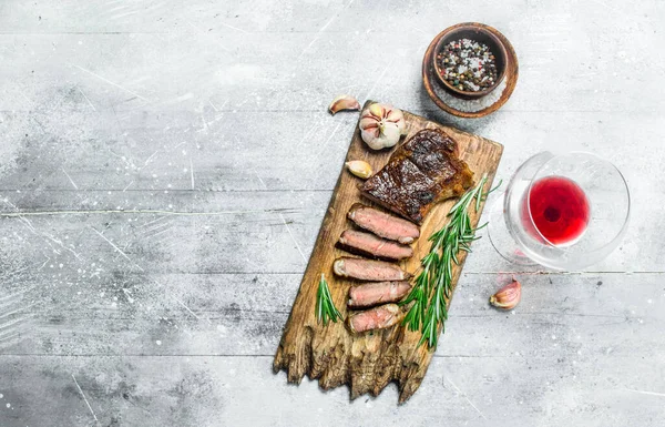 牛肉のグリル ステーキ赤ワイン 素朴な背景に — ストック写真