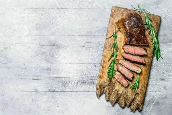 Steak Sapi Panggang Dengan Rosemary Dan Rempah Rempah Pada Latar — Stok Foto