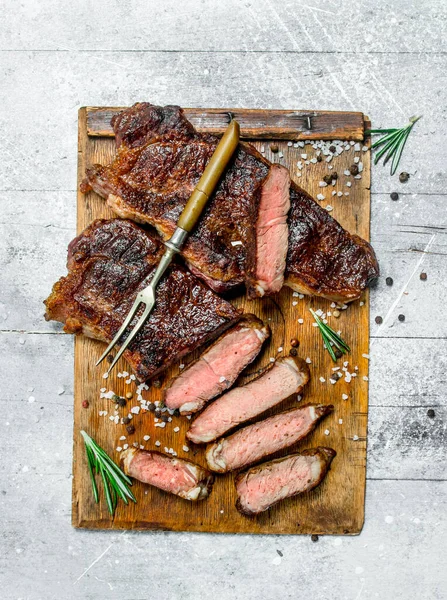 Grilovaný Hovězí Steak Rozmarýnem Koření Rustikální Pozadí — Stock fotografie