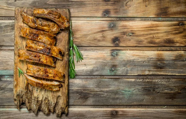Sliced Grilled Ribs Wooden Background — Stock Photo, Image