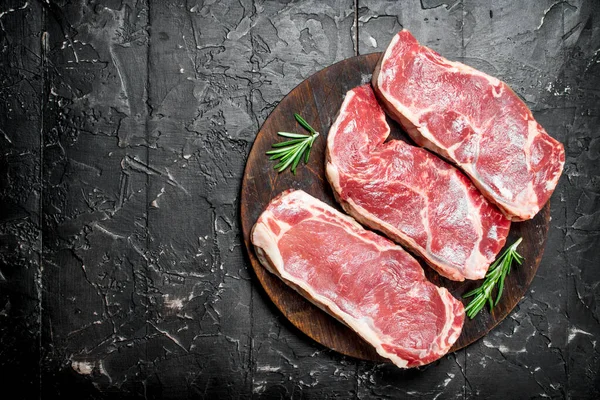 Rauw Rundvlees Biefstuk Cutting Board Een Zwarte Rustieke Achtergrond — Stockfoto
