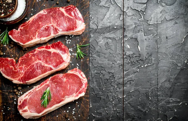 Mramorovaný Hovězí Steaky Solí Kořením Černém Pozadí Rustikální — Stock fotografie