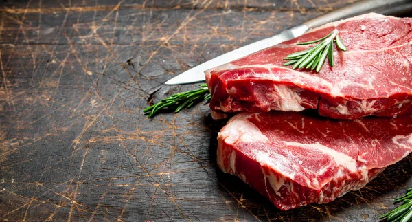 Ruwe Gemarmerd Rundvlees Biefstuk Met Rozemarijn Een Houten Achtergrond — Stockfoto