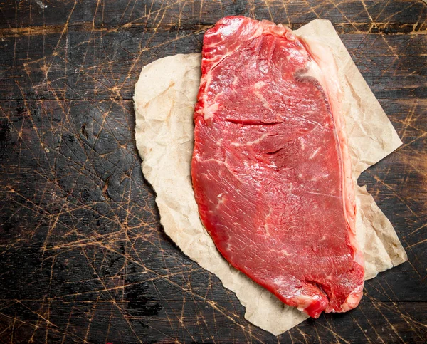 Filete Crudo Carne Jugosa Sobre Papel Sobre Fondo Madera — Foto de Stock