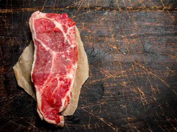Filete Crudo Carne Jugosa Sobre Papel Sobre Fondo Madera — Foto de Stock