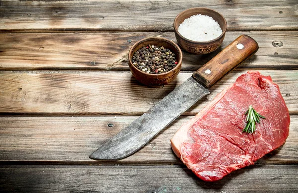 Raw Mramorovaný Hovězí Steak Kořením Dřevěné Pozadí — Stock fotografie