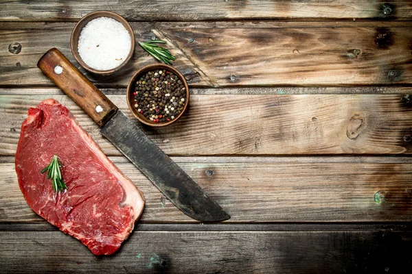 Carne Res Cruda Mármol Con Especias Sobre Fondo Madera —  Fotos de Stock