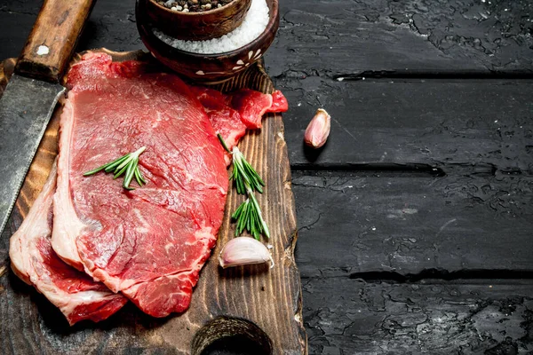 Baharatlar Tuz Ile Ham Sığır Eti Biftek Siyah Bir Rustik — Stok fotoğraf