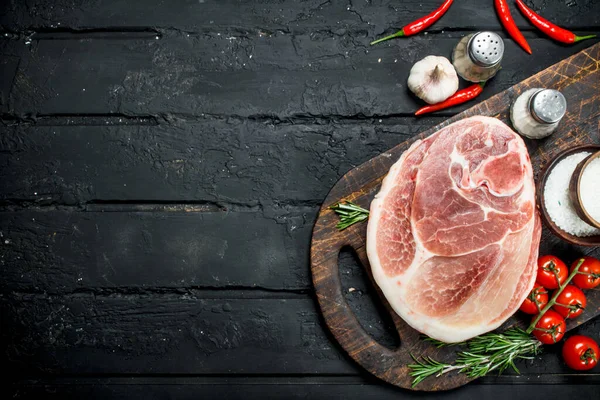 Filete Cerdo Crudo Grande Con Especias Verduras Sobre Fondo Rústico —  Fotos de Stock