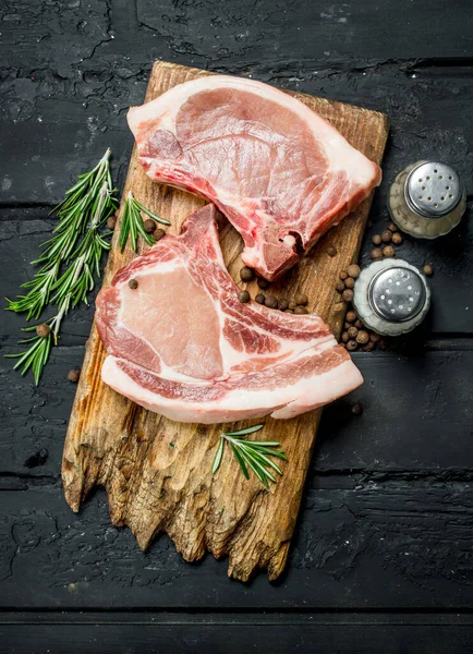 Csont Fűszerek Nyers Sertés Steak Rusztikus Fekete Háttér — Stock Fotó