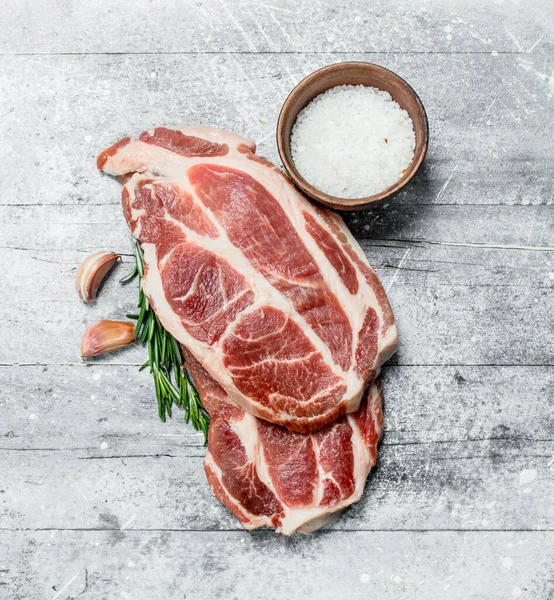 Rauw Varkensvlees Biefstukken Met Zout Een Rustieke Achtergrond — Stockfoto