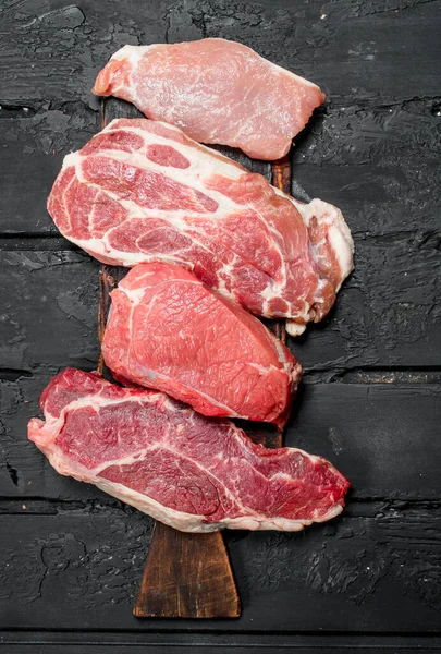 Nyers Hús Sertés Marhahús Steak Rusztikus Fekete Háttér — Stock Fotó