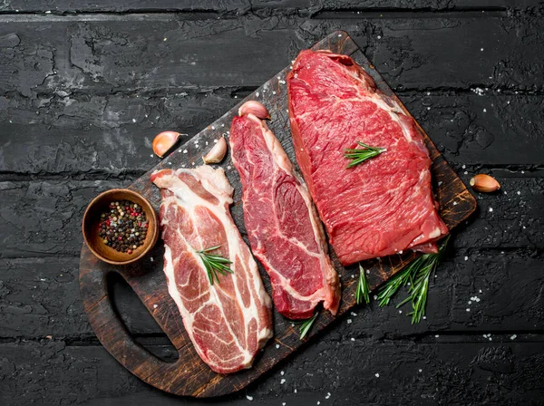 Carne Cruda Carne Res Filetes Cerdo Con Especias Tabla Cortar — Foto de Stock