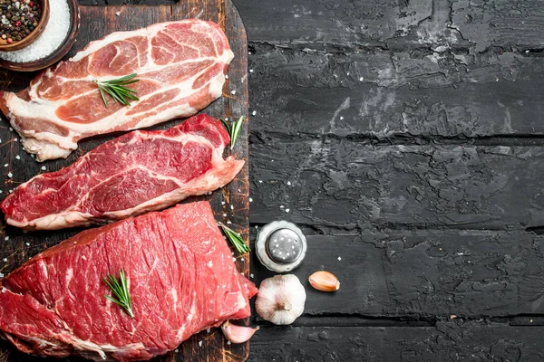 Syrové Maso Hovězí Vepřové Steaky Kořením Řezání Desky Černém Pozadí — Stock fotografie