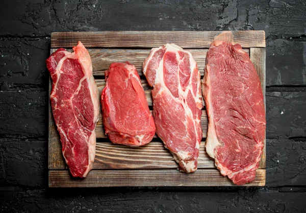 Carne Cruda Carne Res Filetes Cerdo Una Bandeja Madera Sobre —  Fotos de Stock