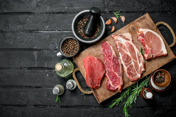 Ωμό Κρέας Χοιρινό Και Βοδινό Κρέας Μπριζόλες Ένα Δίσκο Μπαχαρικά — Φωτογραφία Αρχείου