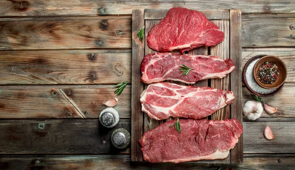 Rohes Fleisch Rindersteaks Und Schweinefleisch Mit Gewürzen Auf Einem Hölzernen — Stockfoto