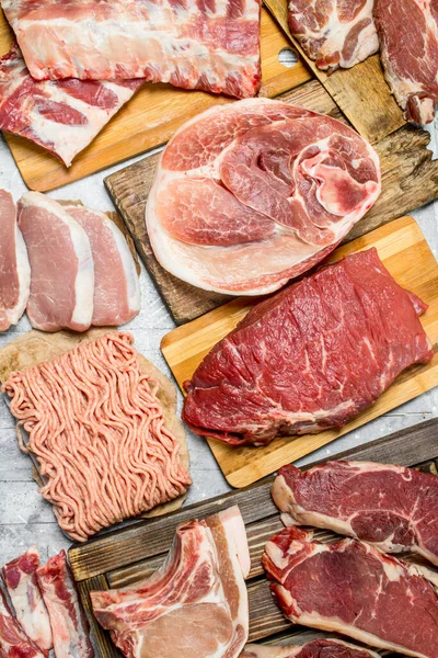 Carne Cruda Varie Carni Maiale Manzo Uno Sfondo Rustico — Foto Stock