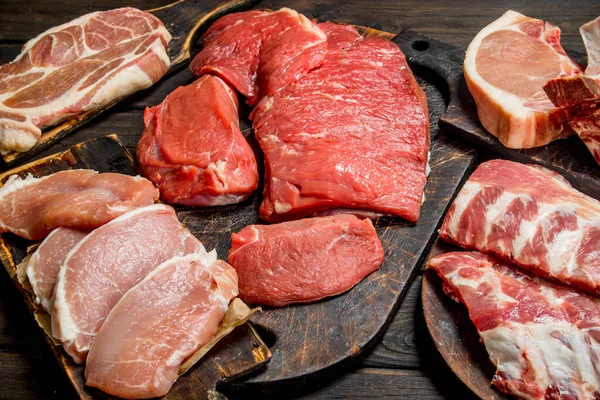 Ωμό Κρέας Διαφορετικά Είδη Χοιρινό Και Βοδινό Κρέας Φόντο Ξύλινη — Φωτογραφία Αρχείου
