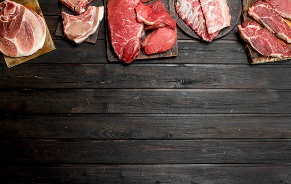 Carne Cruda Diferentes Tipos Carne Cerdo Carne Res Sobre Fondo — Foto de Stock
