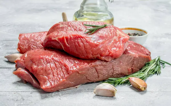 Carne Cruda Trozos Carne Res Con Ajo Romero Aceite Oliva —  Fotos de Stock