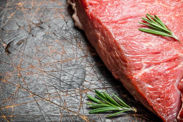 Rauw Vlees Een Stuk Rundvlees Met Rozemarijn Een Houten Achtergrond — Stockfoto