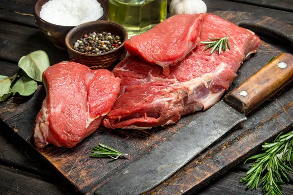 Rohes Fleisch Frisches Rindfleisch Mit Gewürzen Und Einem Alten Messer — Stockfoto