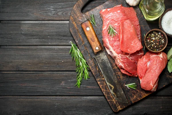 Rohes Fleisch Frisches Rindfleisch Mit Gewürzen Und Einem Alten Messer — Stockfoto