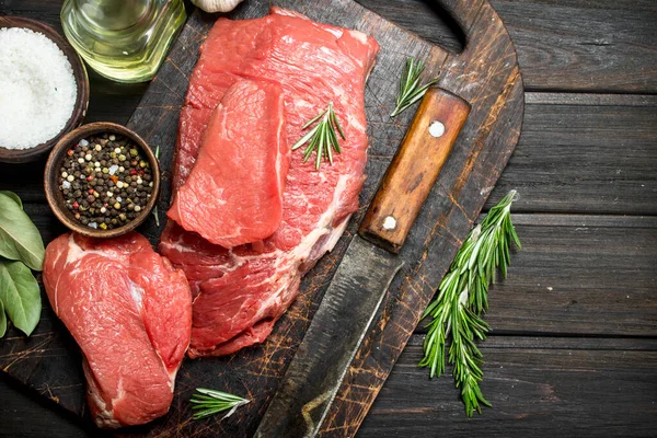 Rauw Vlees Vers Rundvlees Met Specerijen Een Oude Mes Een — Stockfoto