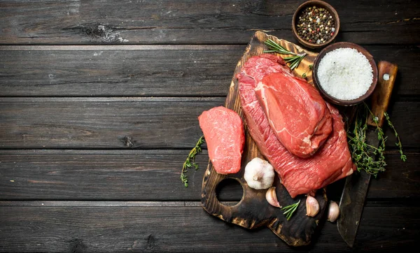 Rohes Fleisch Stücke Von Frischem Rindfleisch Mit Knoblauch Und Gewürzen — Stockfoto