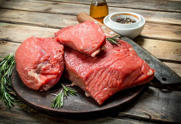 Carne Cruda Carne Fresca Tabla Cortar Con Las Hierbas Las —  Fotos de Stock