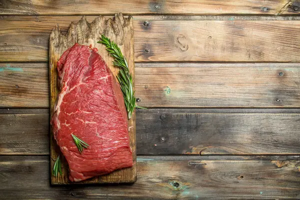 Rohes Fleisch Frisches Rindfleisch Mit Rosmarinzweigen Auf Einem Hölzernen Hintergrund — Stockfoto