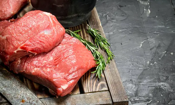 Carne Cruda Carne Fresca Una Bandeja Madera Con Ramas Fragantes —  Fotos de Stock